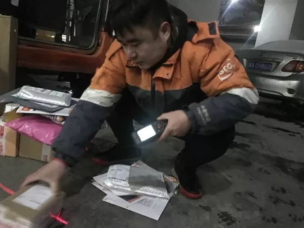 快遞師傅：就是路再滑，也要把每一件包裹送達