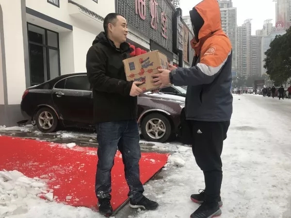 快遞師傅：就是路再滑，也要把每一件包裹送達