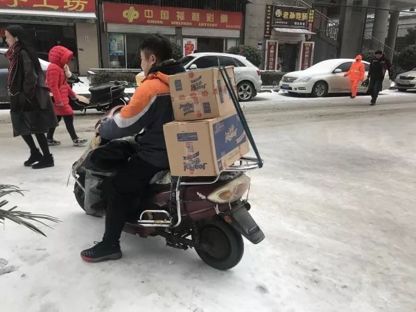 快遞師傅：就是路再滑，也要把每一件包裹送達